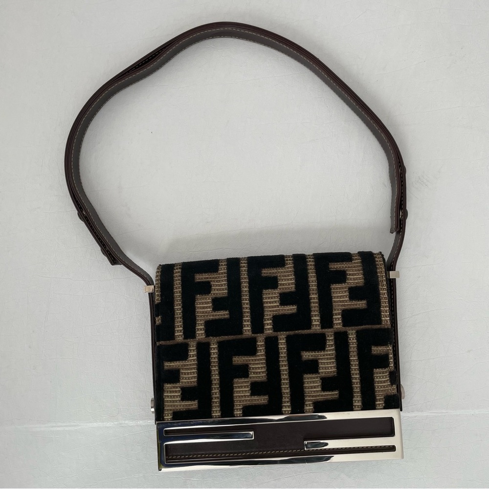 FENDI monogram shoulder bag, adjustable shoulder strap - Picture 17 of 17